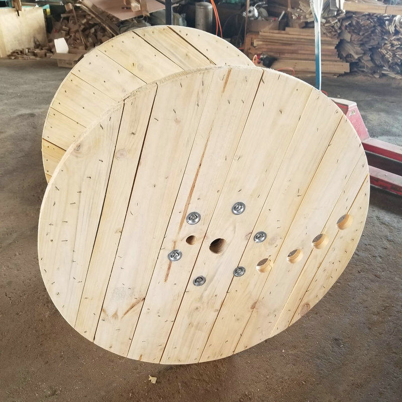 4 Way Wooden Cable Reel Round Duża drewniana cewka kablowa używana do kabli