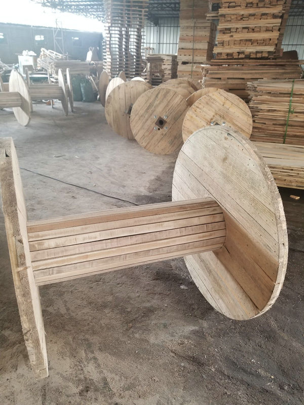 4 Way Wooden Cable Reel Round Duża drewniana cewka kablowa używana do kabli