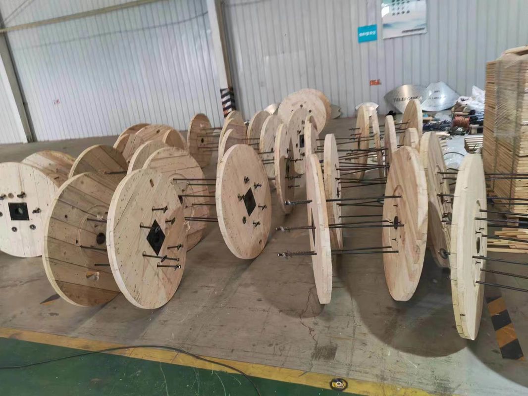 4 Way Wooden Cable Reel Round Duża drewniana cewka kablowa używana do kabli