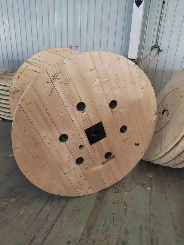 4 Way Wooden Cable Reel Round Duża drewniana cewka kablowa używana do kabli