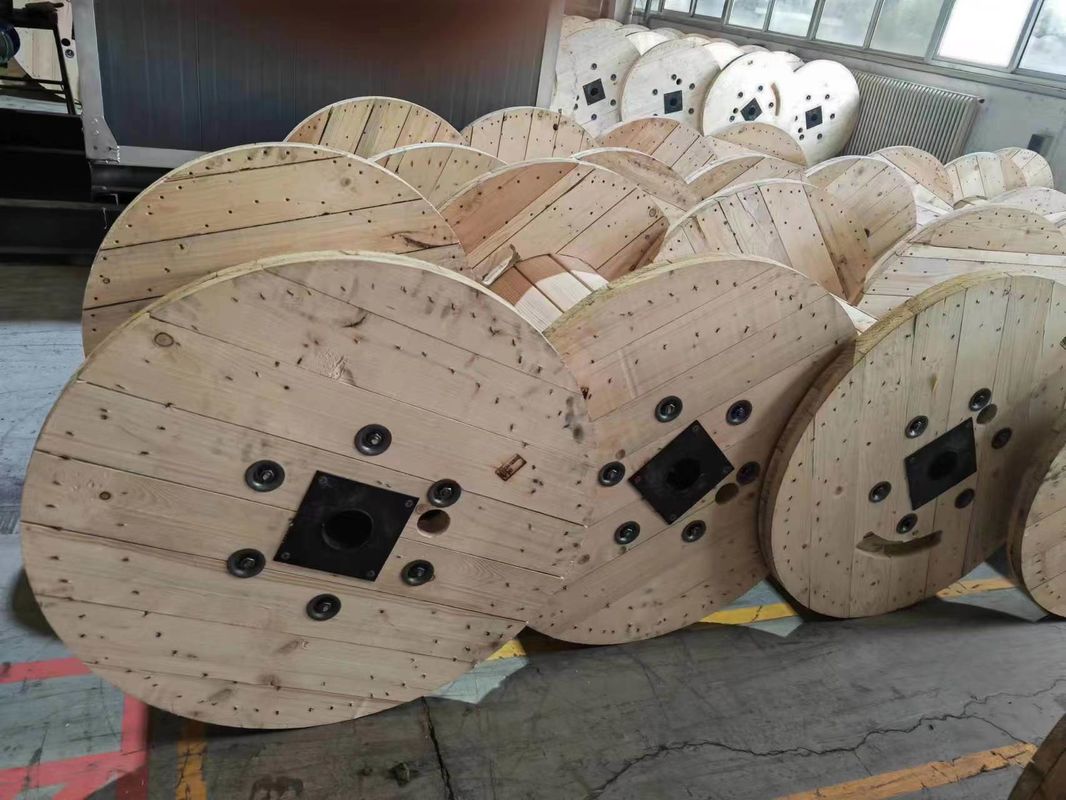 4 Way Wooden Cable Reel Round Duża drewniana cewka kablowa używana do kabli
